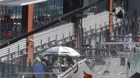 El Ferrari de Fernando Alonso (izq.) se eleva al ser impactado por el McLaren Mercedes de Lewis Hamilton (derecha) en la carrera de ayer.