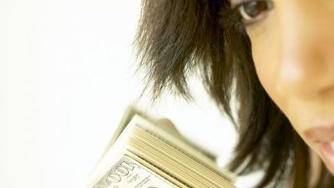 La mujer puede hacer buenas decisiones financieras cuando tiene algún dinero para invertir.