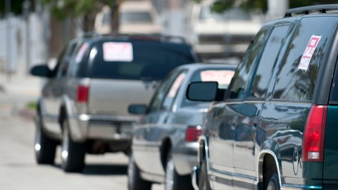 Autos a la venta en una calle de Los  Ángeles. Algunas de las víctimas en Oakland respondieron a avisos de autos o dispositivos electrónicos a la venta en Craiglist.