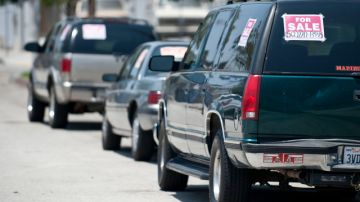 Autos a la venta en una calle de Los  Ángeles. Algunas de las víctimas en Oakland respondieron a avisos de autos o dispositivos electrónicos a la venta en Craiglist.