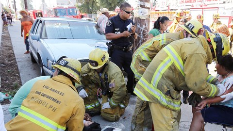 Bomberos ayudan a víctimas de accidente la semana pasada en el Sur de Los  Ángeles. El choque fue causado por un chofer de 100 años de edad.