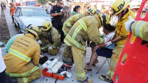 Bomberos ayudan a víctimas de accidente la semana pasada en el Sur de Los Ángeles. El choque fue causado por un chofer de 100 años de edad.