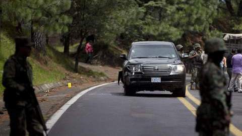 Personal militar custodia el vehículo de la embajada de Estados Unidos en México después de que fuera atacado.