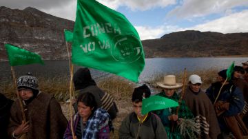 Manifestantes sostienen señales que rezan 'Conga no va', mientras protestan el proyecto de minería Conga en las orillas de la Laguna de Mamacocha.