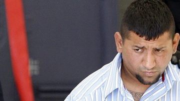 Agentes federales custodian a David Rosales Guzmán, alias 'El Comandante Diablo', presunto capo del cártel del Golfo.