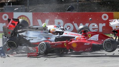 El choque entre Fernando Alonso, Lewis Hamilton, Checo Pérez y Grosjean fue aparatoso.