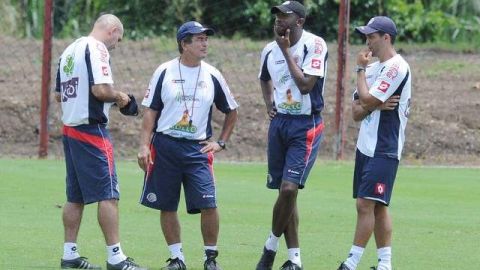 Al entrenador de los ticos, Jorge Luis Pinto (segundo de izq. a der.), no le impresiona el equipo del 'Chepo' de la Torre.
