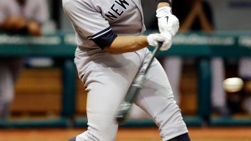 En su regreso con los Yankees, Alex Rodríguez conecta una roleta de out hacia la tercera base en la sexta entrada del juego de ayer contra los Rays en Tampa Bay.