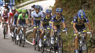 El equipo Saxo Bank marca el paso durante un segmento de la extenuante  subida al Cuitu Negru, que corona  la etapa más dura de la  Vuelta a España.