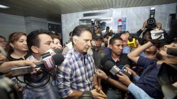 El expresidente de Guatemala habla con periodistas sobre su extradición a EEUU, en un tribunal de Ciudad de Guatemala, ayer.