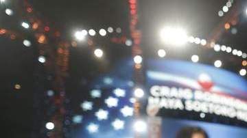 Jim Messina, director de campaña de Obama, da un vistazo a los trabajos en el Time Warner Arena.