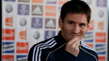 El argentino Lionel Messi responde a preguntas de la prensa en la actividad celebrada ayer en Buenos Aires de cara al encuentro del  viernes.