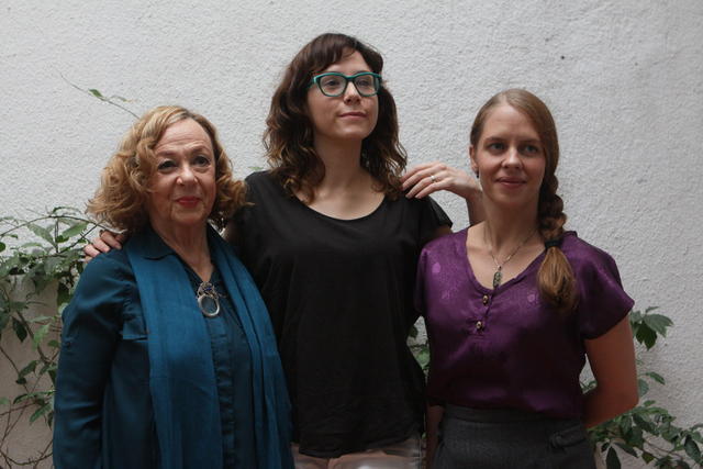 La directora Natalia Beristáin (centro) con las actrices Adriana Roel (izq.) y Mariana Gaja, ayer en Venecia.