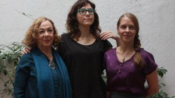 La directora Natalia Beristáin (centro) con las actrices Adriana Roel (izq.) y Mariana Gaja, ayer en Venecia.