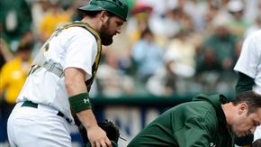 Brandon McCarthy fue alcanzado por una bola en el duelo frente a los Angelinos.