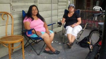 De izq. a der.,  Lucy Díaz y Maribel Santiago han recurrido a los comedores de caridad para buscar alimentos debido a que el dinero ya no les alcanza.