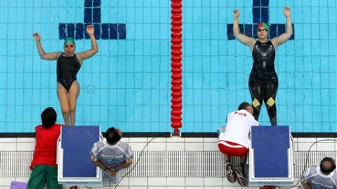 Patricia Valle (izquierda) ganó un bronce más para México en los 50 metros libres en los Paralímpicos de Londres.