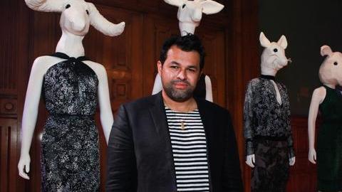 Obando utilizó maniquíes con cabezas de animales para exhibir sus femeninos  diseños.