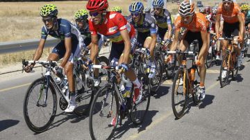 Alberto Contador (centro, primer plano) pedalea junto al pelotón en la etapa de ayer, en la que mantuvo el primer lugar de la clasificación general.