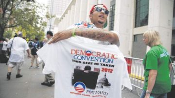 Dwayne Quattlebaum está satisfecho con las ventas de camisetas por motivo de la Convención Demócrata. No así algunos hispanos que se sienten desairados.