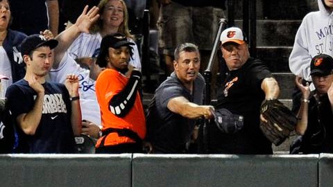 Ichiro Suzuki de los Yankees no puede detener un doble de los Orioles en duelo de la división este de la Americana.