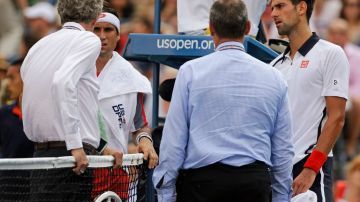 Los organizadores del US Open hablan con Ferrer y Djokovic para explicarles la suspensión de la semifinal.