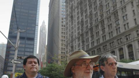 El dirigente de la Caravana por la Paz, el poeta mexicano Javier Sicilia, caminaba ayer por las calles de Nueva York.