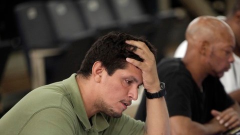 Un grupo de desempleados llena solicitudes de empleo en una feria de empleos de Nueva York.