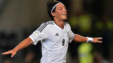 El alemán Mesut Oezil, del Real Madrid, celebra su gol a las Islas Faroe.