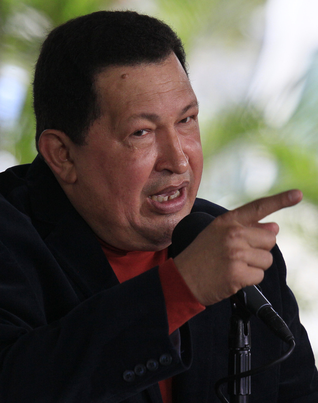 Hugo Chávez, izq. enfrentará en las próximas elecciones a Henrique Capriles.