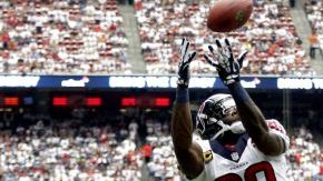 Arian Foster anotó dos veces con acarreos para que los Texans de Houston vencieran a Miami.