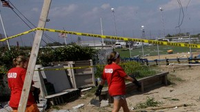 Janet Ryan lamentaba ayer el deterioro que causó el tornado a su cabaña ubicada en la zona costera del barrio de Queens, en Nueva York.