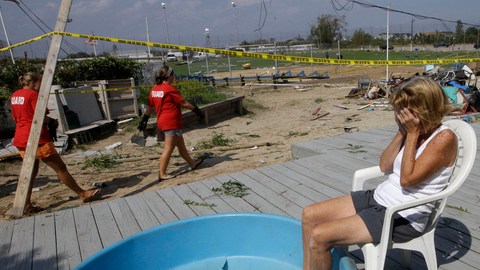 Janet Ryan lamentaba ayer el deterioro que causó el tornado a su cabaña ubicada en la zona costera del barrio de Queens, en Nueva York.