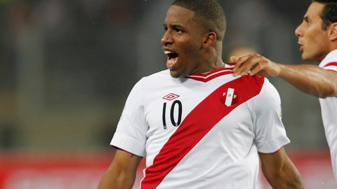 Jefferson Farfán (izq.) celebra uno de sus goles con su compañero Claudio Pizarro, contra Venezuela.