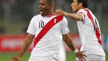 Jefferson Farfán (izq.) celebra uno de sus goles con su compañero Claudio Pizarro, contra Venezuela.