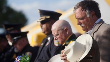 El sheriff del condado de Ecto en Texas, Mark Donaldson (d) y otros en un tributo por el 11-S, el jueves.