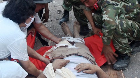 Rescatistas tratan de ayudar a una de las víctimas del sismo en China.