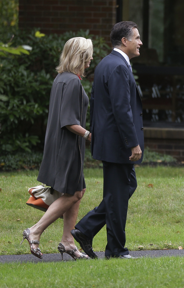 El candidato republicano Mitt Romney y su esposa Ann asistieron ayer a la Iglesia de Jesucristo de los Santos de los Ultimos Días.