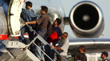 Los vuelos del Programa de Repatriación al Interior Mexicano transportaron a 125,164 pasajeros, a un costo de $90,6 millones, desde 2004, o un costo promedio de $724 cada uno.