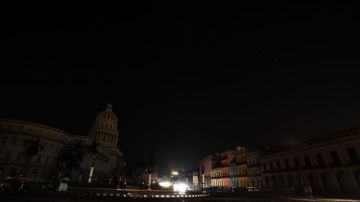 Anoche era muy poco lo que podía verse en el área del Capitolio y la calle Prado de La Habana, Cuba, por el apagón.