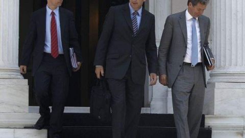 El representante del Fondo Monetario Internacional Poul Thomsen (dcha), el representante del Banco Central Europeo Klaus Masuch (centro) y el representante de la Comisión Europea Matthias Mors (izda) abandonan la oficina del primer ministro griego, Andonis Samarás, tras una reunión.