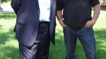 El guionista Rick Nájera (izq.) y el actor Edward James Olmos (dcha.), posan para una fotografía el pasado 7 de septiembre de 2012 en el parque Encino, en Encino California, durante el rodaje de un mensaje de Olmos para el sitio internet YoSoy38.