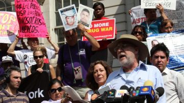 El poeta y activista Javier Sicilia en un discurso afuera de la alcaldía de Nueva York pidiendo leyes que eviten el tráfico de armas.