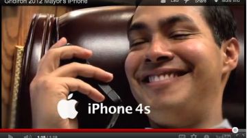 En un nuevo video de YouTube, el alcalde de San Antonio pregunta a su iPhone si debe postularse a la presidencia de EE.UU.