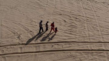 Alertan  a los migrantes del peligro que corren al caminar bajo el sol sin la protección adecuada y sin suficiente agua.