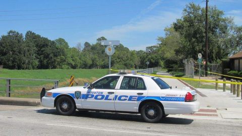 La policía acudió al lugar donde se halló un cuerpo en el White Oaks Bayou.