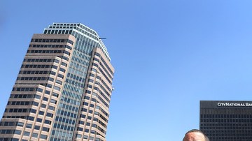 La compañía de Louis Perry,  desde la azotea del edificio donde ubica su oficina, factura 15 millones de dólares.