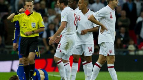 Steven Gerrard de Inglaterra recibe la tarjeta roja por falta sobre Denis Harmash de Ucrania en juego eliminatorio para Brasil 2014.