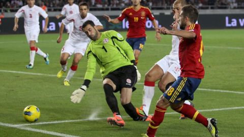 Jordi Alba, lateral derecho de España, intenta tirar una diagonal de la muerte frente al marco de Georgia.