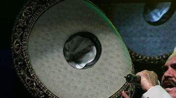 En el video se muestra a Vicente Fernández en un escenario natural.